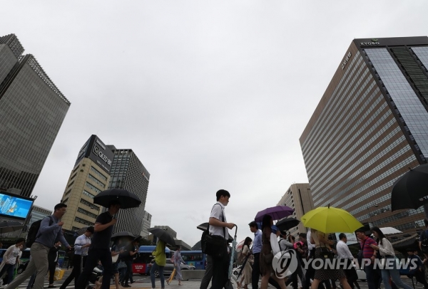 우산을 든 출근길 시민들이 서울 광화문네거리를 지나고 있다.[사진=연합뉴스]