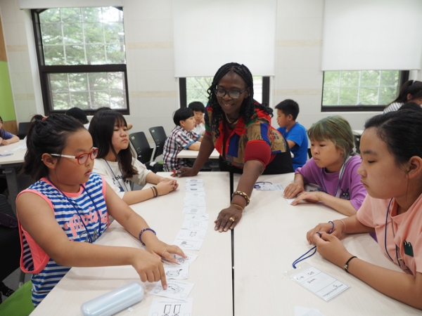 지난 22일부터 4박 5일 일정으로 경기영어마을 양평캠프에서 시작된 2019 하계 쌍용자동차 직원자녀 영어캠프에서 아이들이 원어민 교사들과 다양한 형식의 영어수업에 참여하고 있다. [사진=쌍용자동차]