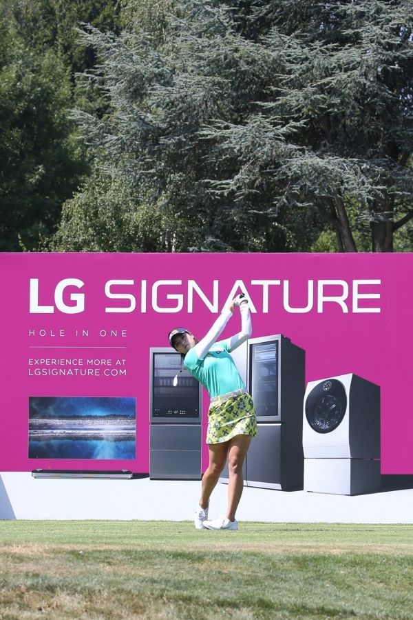 LG전자가 LPGA 메이저 골프대회인 ‘에비앙 챔피언십’에서 超프리미엄 ‘LG 시그니처’를 적극 알리고 있다. 이번 대회에서 8번 홀은 ‘LG 시그니처 홀’로 운영된다. 전인지 선수가 'LG 시그니처 홀'에서 스윙하고 있는 모습 [사진=LG전자]