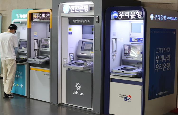 은행 ATM 5년새 9천대 감소..."금융소외계층 접근성 저하 우려"