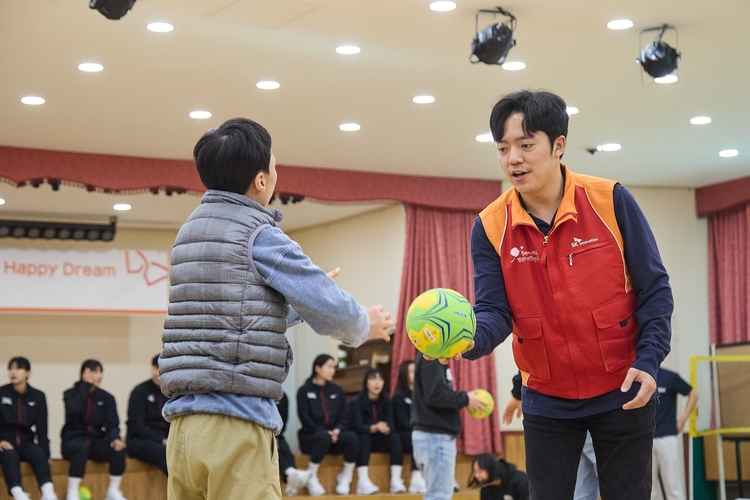 "소통·교감 확대"…SK엔무브, 발달장애 아동 대상 핸드볼 교실 진행